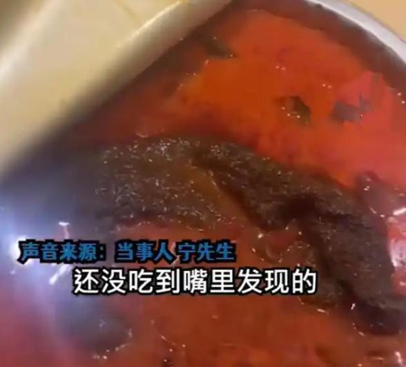 便！被员工拍下后曝光涉事门店回应麻将胡了火锅店店长在后厨灶台小(图9)