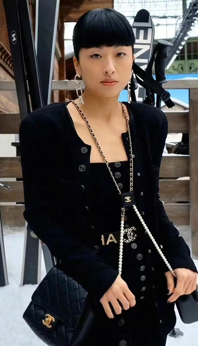 露面!身高超过父亲很漂亮 跟妈妈年轻时很像PG电子麻将胡了试玩陈奕迅20岁女儿罕见(图2)