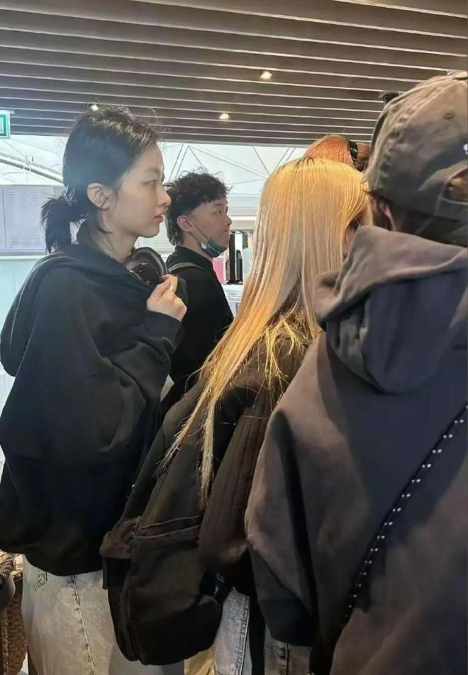 露面!身高超过父亲很漂亮 跟妈妈年轻时很像PG电子麻将胡了试玩陈奕迅20岁女儿罕