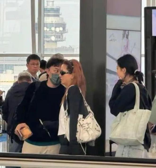 露面!身高超过父亲很漂亮 跟妈妈年轻时很像PG电子麻将胡了试玩陈奕迅20岁女儿罕见(图6)