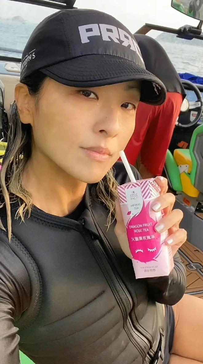 露面!身高超过父亲很漂亮 跟妈妈年轻时很像PG电子麻将胡了试玩陈奕迅20岁女儿罕见(图5)